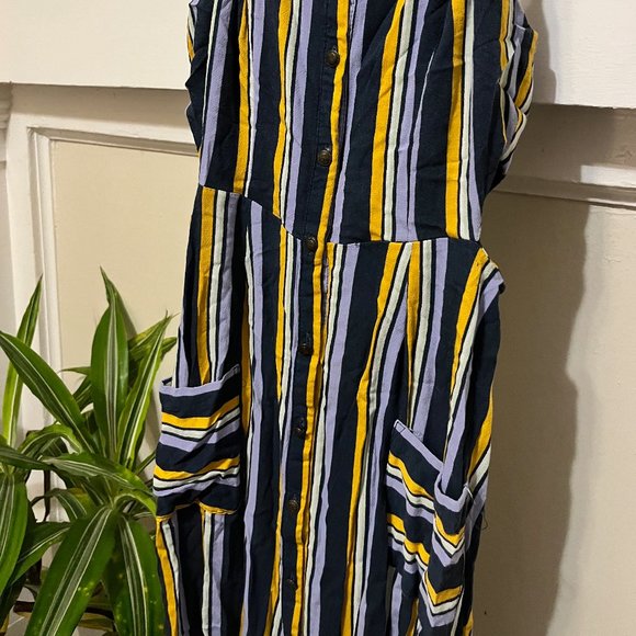 Side cutouts and front Pockets Sundress - Picture 3 of 6